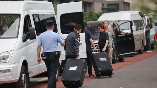 电讯报：蓝军球员担心球迷们的嘘声，并同情斯特林的遭遇